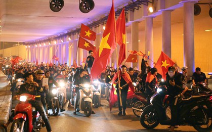 Người dân Hà Nội dừng xe giữa hầm Kim Liên, hò reo ăn mừng sau chiến thắng của đội tuyển Việt Nam