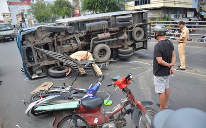 TP. HCM: Xe tải lật ngang trên cầu vượt tông trúng 2 xe máy, 3 người bị thương