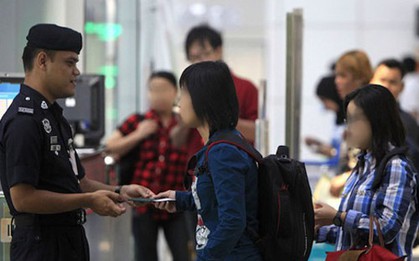 Đi du lịch bị tạm giữ khi nhập cảnh: Thậm chí ở những nước không cần visa, bạn cũng có thể bị giữ lại để kiểm tra