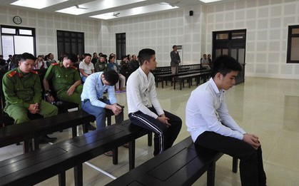 Thấy bạn gái bị chọc ghẹo, nam thanh niên dùng dao đâm người tử vong