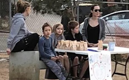 Bức ảnh gây sốt Internet: Siêu sao Angelina Jolie cùng các con bán hàng rong với mục đích đặc biệt