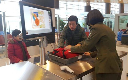 Khách “thản nhiên” mang đèn pin phát tia lửa điện lên máy bay