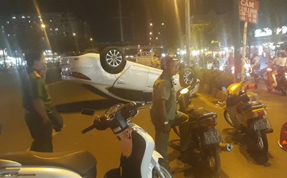 Tài xế nghi say xỉn sau tiệc cuối năm, lái ô tô lộn vòng rồi “phơi bụng” ngay đèn đỏ ở Sài Gòn