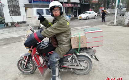 Chàng trai chở tro cốt của cha đi hơn 4000 cây số về nhà ăn Tết