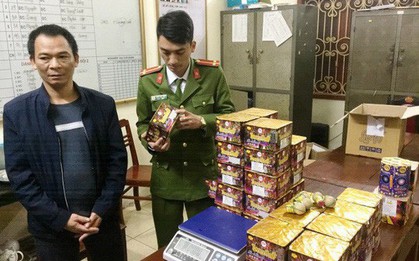 Thu giữ 2 khẩu súng và 59 kg pháo lậu khi triệt phá sới bạc ngày cận Tết