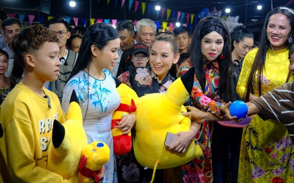 Phi Nhung cùng con nuôi Hồ Văn Cường hào hứng chơi lô tô ngày Tết