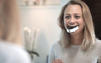 UNOBRUSH: Bàn chải điện trông như que kem, ngậm 6 giây là răng miệng sạch bong