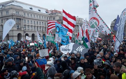 Dòng người biểu tình nhấn chìm Pháp và Hungary