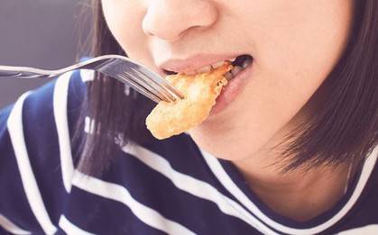 Đang ăn chay nhưng bị lừa ăn trúng miếng thịt gà, cô gái nhất quyết đòi kiện bạn ra tòa