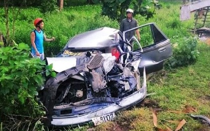 "Xế hộp" đấu đầu ô tô tải, người phụ nữ tử vong trên đường đi khám bệnh