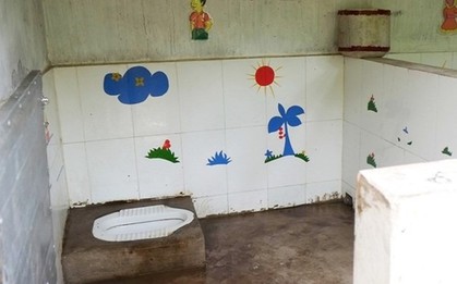 Chữa mãi không khỏi bệnh đau họng cho con, bố mẹ hỏi mới biết do bị cô giáo ép ăn nhanh, nếu không phải ăn trong nhà vệ sinh
