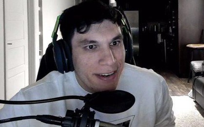 Hết mình với đam mê: Bất chấp chuông báo cháy, streamer thản nhiên ngồi mở rương trong CS: GO