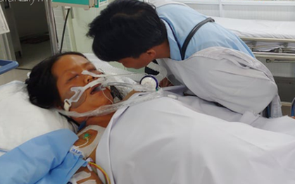 Thai phụ sắp sinh thì nguy kịch, đứa con mất trong bụng mẹ, người chồng đau đớn thì thầm với vợ đang hôn mê: "Con mất rồi, em tỉnh lại đi..."