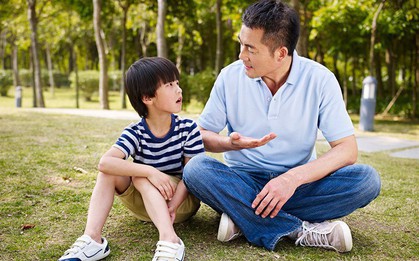 Nói rát cổ mà con vẫn giả vờ điếc, đừng vội đánh mắng vì nguyên nhân sâu xa có thể từ chính bố mẹ