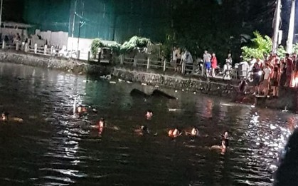 Hà Nội: Bơi thuyền vịt không may bị lật, 2 bé gái tử vong thương tâm