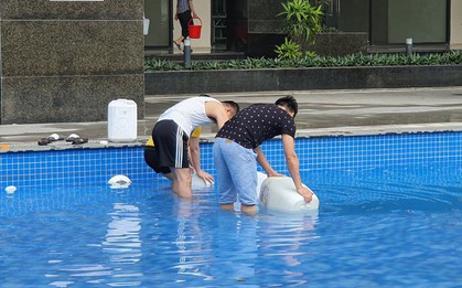 Hi hữu thiếu nước sạch ở Hà Nội: Người dân múc nước bể bơi về dùng, rồng rắn xếp hàng như thời bao cấp
