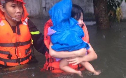 Nghệ An: Mẹ ôm con 18 tháng tuổi ngồi trên nóc tủ vì nước ngập ngang nhà, sợ hãi gọi công an giải cứu