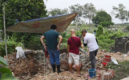 Khai quật mộ của người bà quá cố, người đàn ông kinh hãi phát hiện ra bên trong quan tài chỉ có toàn thú nhồi bông