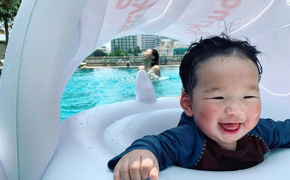 Làm "trò con bò" sau lưng con trai nhỏ, mẹ trẻ xinh đẹp chiếm trọn spotlight: Ai nói có con rồi là già đâu!