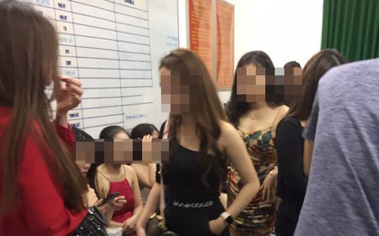 Đột kích quán bar ở Sài Gòn, hàng trăm dân chơi tháo chạy tán loạn