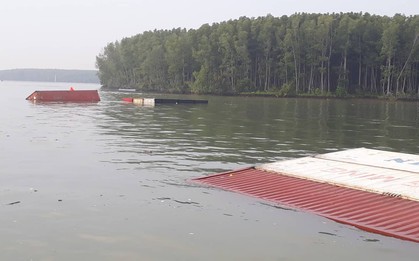 TP.HCM: Tàu hàng nghìn tấn bị chìm, nhiều container rơi xuống sông