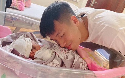 Khánh Linh sinh con gái đầu lòng, vậy là Bùi Tiến Dũng đã lên chức bố rồi!