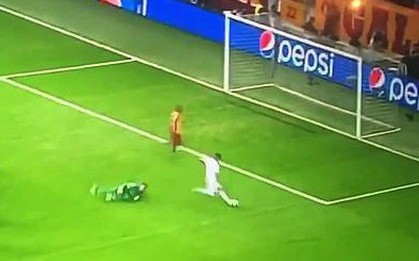 Sao 100 triệu euro của Real Madrid tự biến mình trở thành trò cười với "pha bỏ lỡ của mùa giải"