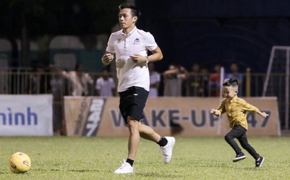 Khoảnh khắc vui đùa hạnh phúc của nhà vô địch V.League cùng con trai, niềm vui nhân đôi khi ẵm trọn 2 danh hiệu cao quý nhất