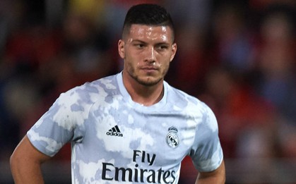 Vẫn thi triển tuyệt chiêu tàng hình ở Real Madrid nhưng tân binh 60 triệu euro đã kịp phản bội vợ, theo tình mới xinh đẹp, hấp dẫn hơn