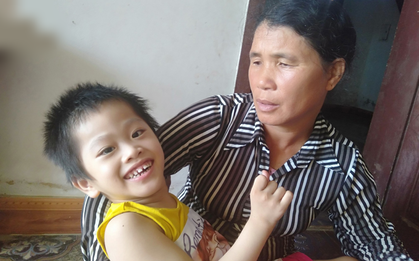 Bi kịch cha mẹ ly hôn vì sinh con tật nguyền, bé gái 5 tuổi bị bại não sống côi cút bên bà nội già yếu