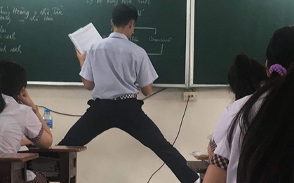 Bật cười trước cách thả dáng khi làm bài tập trên bảng của học sinh, đôi khi "cao quá cũng khổ"