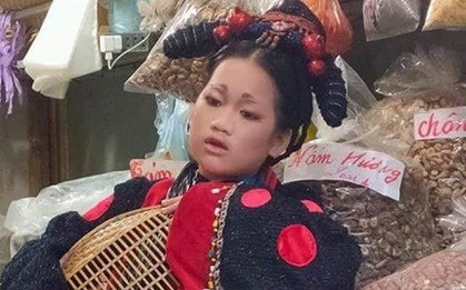 Chị gái ăn mặc cực chất để... bán tạp hóa, dân mạng cười bò: "Khi bạn đam mê làm diễn viên mà bố mẹ lại bắt ngồi trông quán"