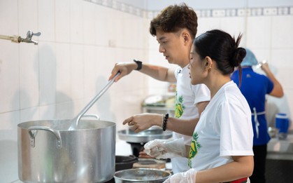 Ngô Kiến Huy tự tin trổ tài nấu cháo gà cho các cụ già neo đơn
