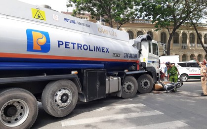 Cô gái nằm bất động ở trung tâm Sài Gòn sau va chạm với xe bồn chạy vào đường cấm