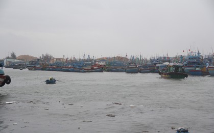 Bão số 5 tiến sát Bình Định: Đóng cửa sân bay, sẵn sàng di dân