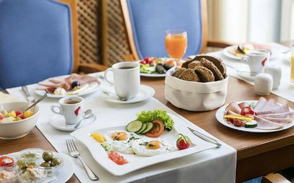 Tại sao các khách sạn thường phục vụ bữa sáng buffet miễn phí cho khách? Như vậy là họ lỗ hay lời?