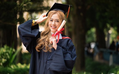 Á hậu Phương Nga đẹp xuất sắc trong bộ ảnh kỷ yếu chia tay thời sinh viên, điều đáng chú ý nhất là thành tích học quá đỉnh