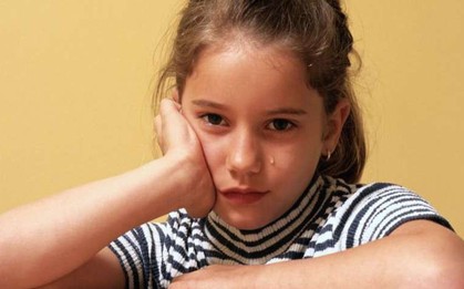 Ngủ dưới ánh đèn trong 3 năm, bé gái dậy thì ngay khi mới 7 tuổi