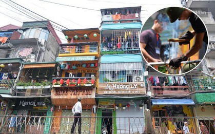 Chùm ảnh: Rào lại các lối lên tự phát, đèn lồng trang trí bị gỡ bỏ nhưng phố đường tàu Hà Nội vẫn đông đúc ngày sáng cuối tuần