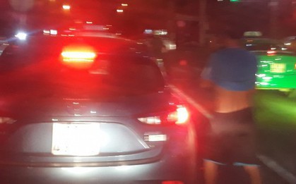 Dừng ô tô tè bậy giữa phố đông người, nam thanh niên bị phạt 900 nghìn đồng