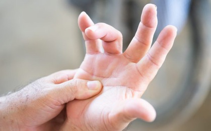 10 biểu hiện bất thường trên tay đang ngầm “tố cáo” hàng loạt vấn đề sức khỏe mà bạn không ngờ đến