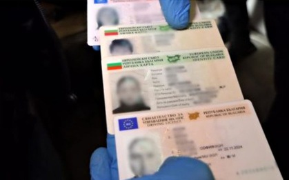 Bulgaria phá vỡ đường dây làm hộ chiếu quốc tế giả