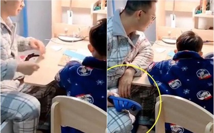 Mẹ dạy học thì vô cùng quậy phá, nhưng ông bố chỉ cần cầm đôi dép là cậu con trai ngoan ngoãn ngay lập tức