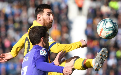 Barcelona và Messi chật vật vượt qua đội cuối bảng nhờ bàn thắng gây tranh cãi