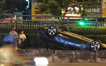 Ô tô Mercedes tông dải phân cách rồi lật ngửa, "phơi bụng" gần ngã tư Hàng Xanh khiến nhiều người hoảng hồn