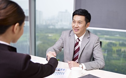 Sau khi nhìn chiếc áo của ứng viên, trưởng phòng lập tức tuyển dụng anh ta vì bí mật đầy ám ảnh 10 năm về trước