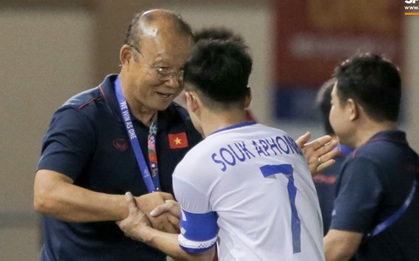 "Messi Lào" tìm bằng được HLV Park Hang-seo để trò chuyện, đáp lại là nụ cười động viên của thuyền trưởng U22 Việt Nam