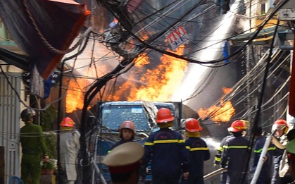 Hà Nội: Xe chở gas bất ngờ bốc cháy dữ dội kèm nhiều tiếng nổ, hàng trăm người dân hoảng hốt bỏ chạy