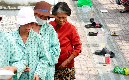 Phía sau cảnh "xếp dép giữ chỗ" trước BV Ung Bướu Sài Gòn: Gã giang hồ hoàn lương, 6 năm phát cơm miễn phí cho người nghèo