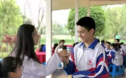 Thiếu niên 14 tuổi hét lớn: “Mẹ ơi, con yêu mẹ" rồi nhảy lầu tự tử, nhà trường quyết giấu nhẹm bằng chứng giúp điều tra nguyên nhân